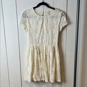 Forever 21 Elegant Lace Dress in Cream size L